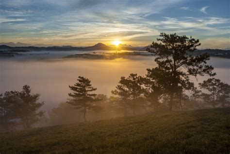 黎明云雾风景摄影图片 - 站长素材