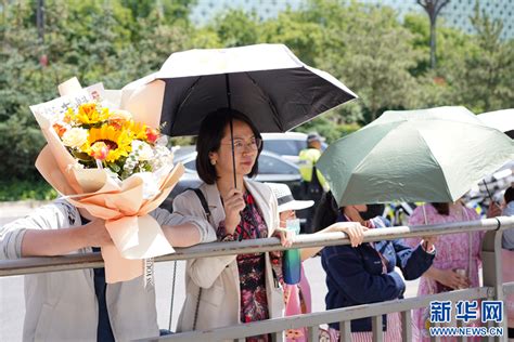 青海迎高考首日 考场外面故事多 - 雪花新闻