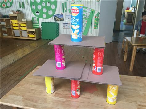 幼儿园薯片筒子搭建环创图片4张_环创屋