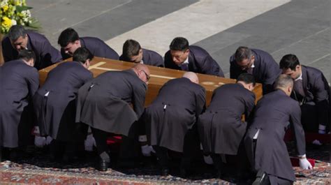 A humble coffin, a grand farewell: 400,000 mourners and world leaders ...