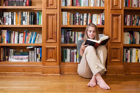책장에 앉아있는 동안 책을 읽는 젊은 여자 사진 무료 다운로드 - Lovepik
