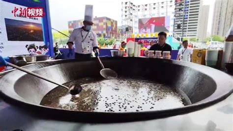 1500多斤小龙虾 河南信阳美食周主打一个“免费吃” - YouTube