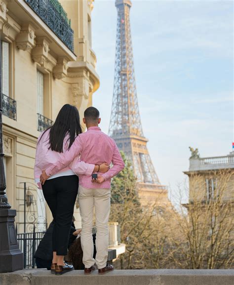 People Looking Standing 的图像结果