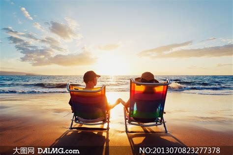 海边沙滩休闲椅上的人摄影高清图片_大图网图片素材