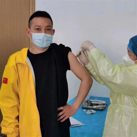 张文宏：年轻人尽快接种疫苗是为国家做贡献！|张文宏|年轻人|新冠肺炎_新浪新闻