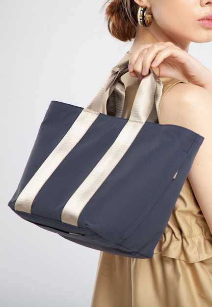 | QueenCows Moco Bag | LINE SHOPPING