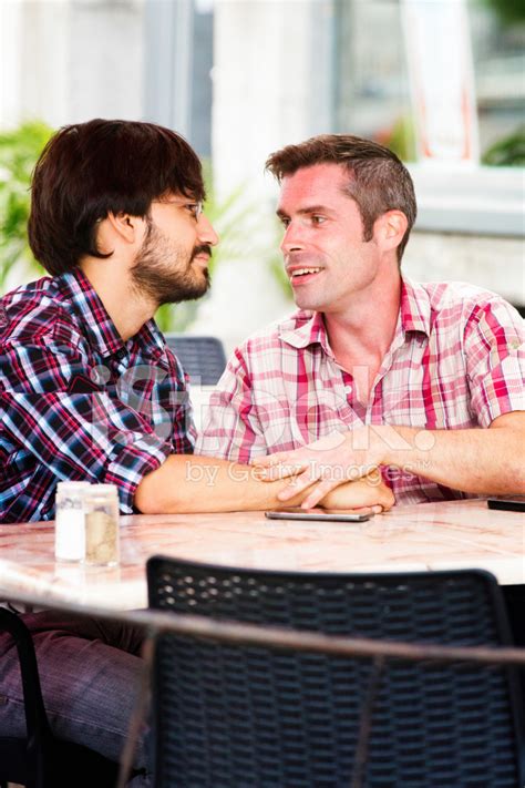 两个男同性恋者在格子衬衫上垂直的日期 库存照片 | FreeImages
