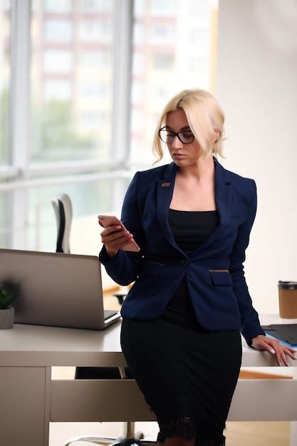Business Woman On Computer 的图像结果
