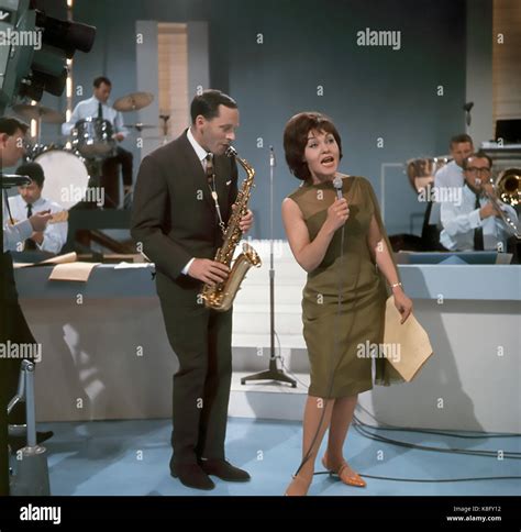 CLEO LAINE English jazz singer about with husband Johnny Dankworth ...