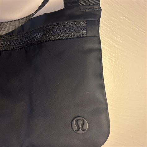 Lululemon cross-body bag #lululemon #lulu #sporty - Depop