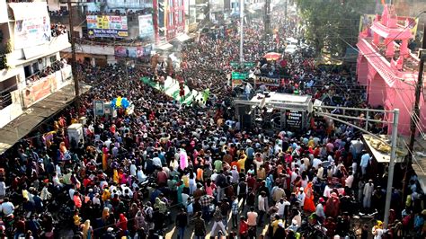 डेढ़ किमी लंबी बारात में नृत्यों ने बांधा समां, चलित झांकियां रहीं ...