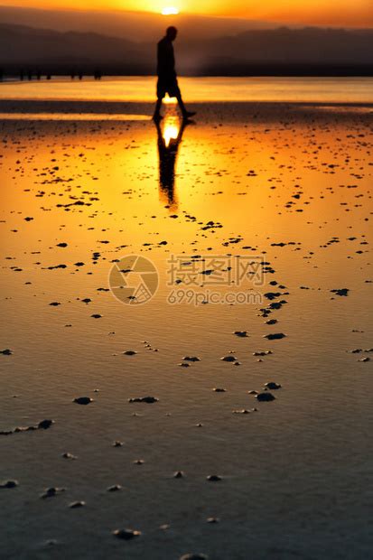日落反射和风景在盐湖的非洲达那基高清图片下载-正版图片505124277-摄图网