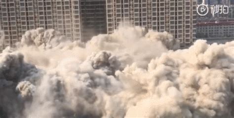 原昆明市政大楼爆破拆除 现场像地震来临_新闻中心_新浪网