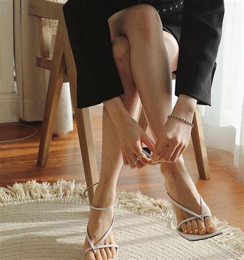 女人在男人面前脱鞋代表什么，女生主动脱鞋意味什么-528时尚
