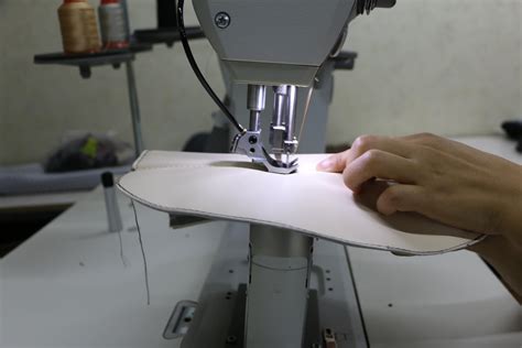 手工缝制工业皮革座椅图片素材-正版创意图片600026240-摄图网