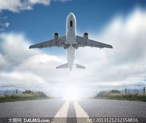 蓝天白云下的飞机图片-蓝天白云下的飞机素材-高清图片-摄影照片-寻图免费打包下载