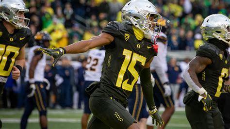 Oregon wide receiver Tez Johnson rates coaches' and teammates' "drip"