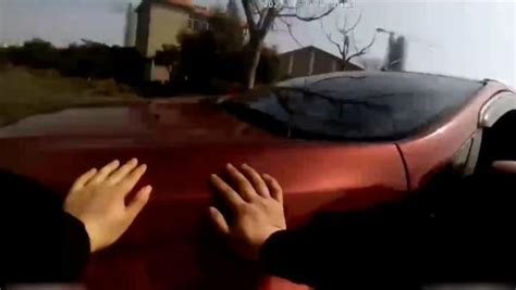 衢州一男子强行掉头冲卡撞伤民警：驾驶证没带担心被查_凤凰网视频_凤凰网