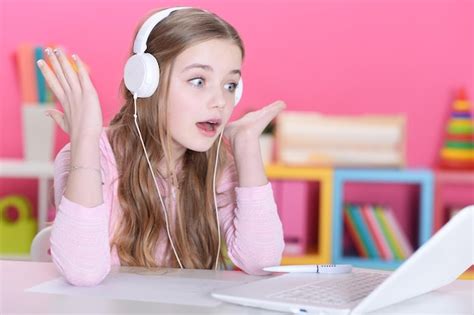 Girl in headphones with laptop | Premium Photo
