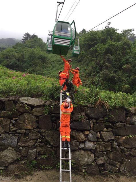 湖北一景区索道发生故障，百余游客风雨中在半空被困数小时_直击现场_澎湃新闻-The Paper