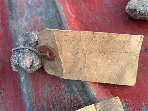 Mystery Rock Box Found at Estate Sale - Radium, Vanadium, Asbestos - Dangerous? : r/whatsthisrock