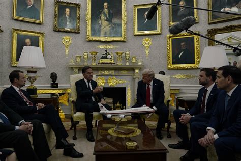 President Trump Oval Office 的图像结果