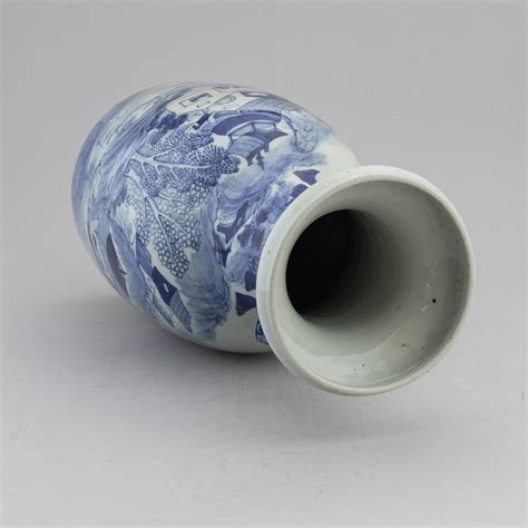A blue and white floor vase, Qing dynasty, late 19th century. - Bukowskis