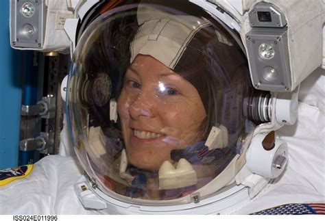 Tracy Caldwell Dyson: conheça uma das mais jovens astronautas da NASA - Revista Galileu | Ciência