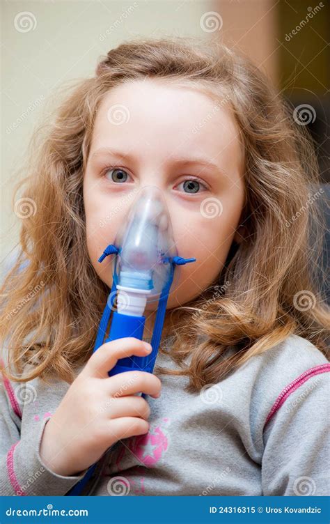 女孩吸入一点 库存图片. 图片 包括有 鼻子, 关心, 不适, 孩子, 小行星, 健康, 年轻, 静脉窦 - 24316315