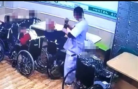 唐山一养老院护理员殴打老人，涉事员工被开除_腾讯新闻