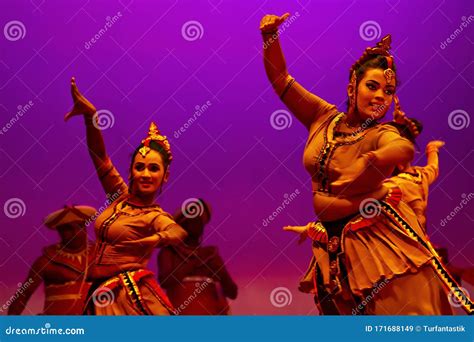 Sri Lankan Dancers in Traditional Clothes, Sri Lanka Editorial Stock ...