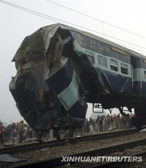 印度两特快列车因大雾相撞致3死12伤(组图)_新闻中心_新浪网