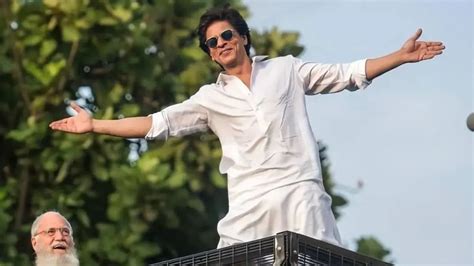 ‘Jawan’ star Shah Rukh Khan pushes away fan while trying to take selfie ...