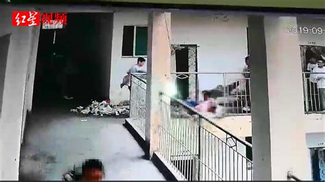 巴中一中学教学楼栏杆断裂 两学生坠楼一死一伤_腾讯视频
