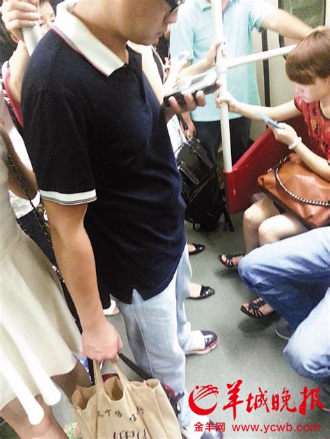 广州地铁现变态佬 用针孔摄像头偷拍女乘客裙底(图)_新浪新闻