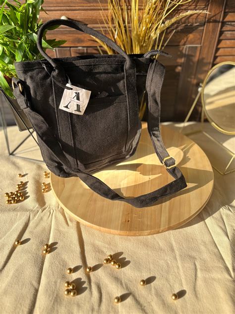 Hangin Black – Afaaas by Amina