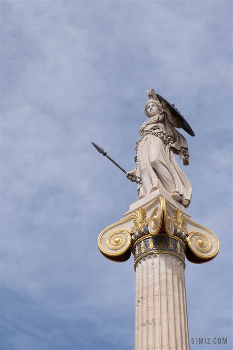 黑白人地球仪和正义女神雕塑背景图片免费下载 - 觅知网