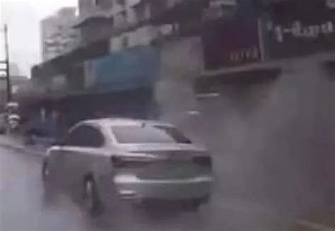 下雨天开车溅路人一身水，算违法！