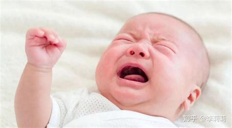 婴儿半夜哭闹是什么原因（宝宝晚上频繁夜醒）-幼儿百科-魔术铺