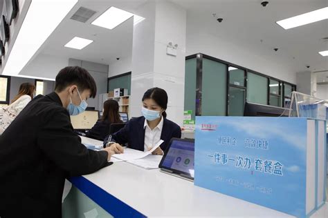 政策优化调整首月 重庆共审批签发出入境证件超12万证次_腾讯新闻