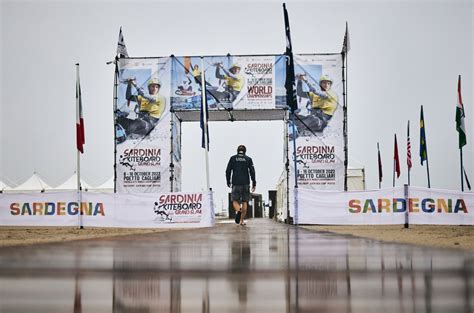 Thunderstorms and rain stop play at Formula Kite World Championships
