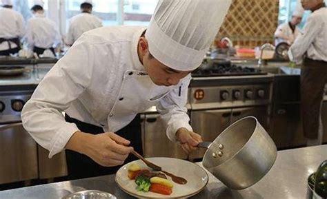 中国小伙在新加坡做厨师：一个月3、4000新币，厨师长从来不说中文