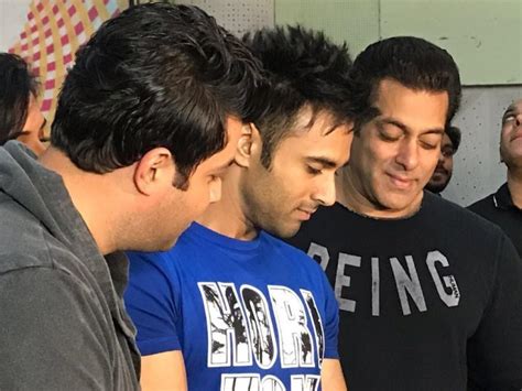 Salman Khan gives a thumbs up to 'Tu Mera Bhai Nahi' from 'Fukrey ...