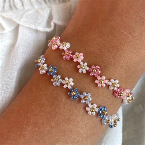 Flower Bracelet in Pink, Blue & White | Zig Zag Flower Pattern | Beaded ...