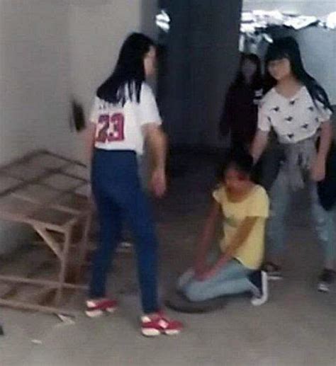 9名初中女生围殴同学并扒光上衣 1人被刑拘