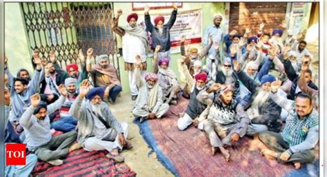 Angry Customers: Angry customers don't let bank open in Ludhiana ...