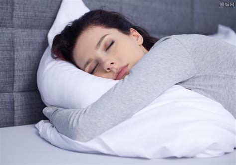 医生：裸睡好处多可改善睡眠质量 但这3类人群不建议裸睡的！-红旗山