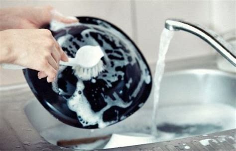 洗碗不要再用洗洁精了，家政阿姨用这一招，洗得干净又不伤手_房产资讯_房天下