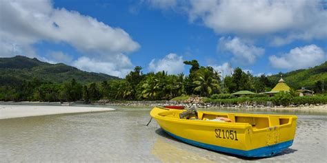 Beach "Anse à la Mouche" Mahé (Seychelles)