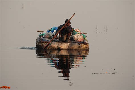 नदियां कैसे बन गई प्लास्टिक कचरे की हाइवे, हरिद्वार, आगरा और प्रयागराज ...